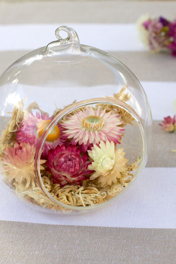 http://www.bitsquareblog.com/wp-content/uploads/2016/04/feature-Straw-Flower-Hanging-Glass-Terrarium-for-AutumnFall-DIY-600x900.jpg
